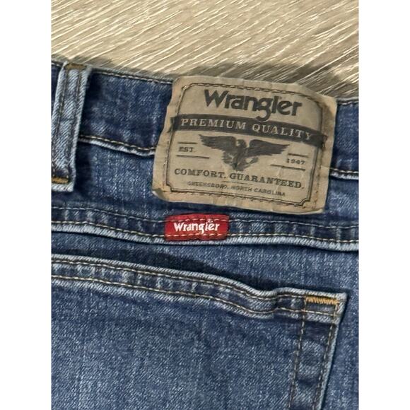 Men’s Wrangler Jeans, Medium Wash, Some Stains, Size 48x30, Relaxed Fit - Picture 6 of 8